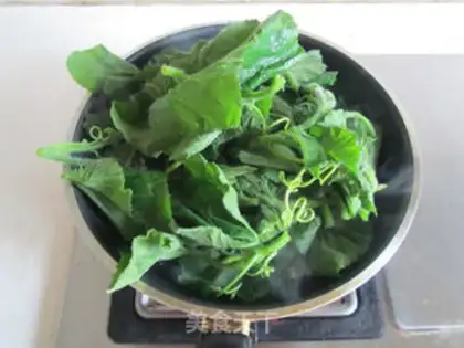 Make Garlic on pumpkin leaves step 4