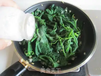 Make Garlic on pumpkin leaves step 5