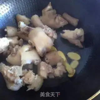 Make Pig hoof tail soup step 2