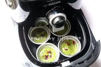 Make Frog marfin cake step 7