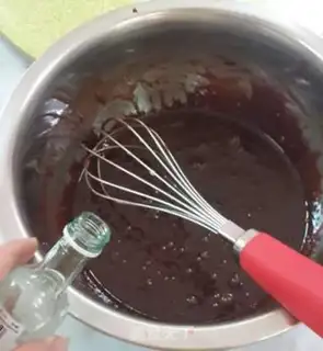 Make Melvin chocolate cake step 4