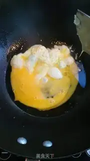 Make Tomato fried eggs step 1