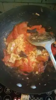 Make Tomato fried eggs step 4