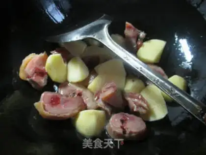 Make I cook potatoes for chicken legs step 1