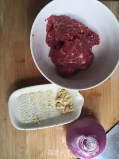 Make Onion beef pie step 0