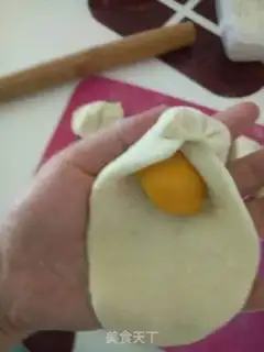 Make The white rabbit ran into an embroidery milk bag step 5
