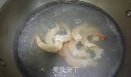 Make Bacon-skin shrimp roll step 1