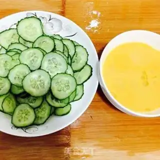 Make cucumber shrimp fried eggs step 1