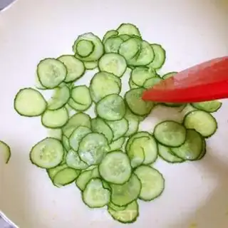 Make cucumber shrimp fried eggs step 4