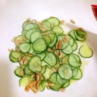 Make cucumber shrimp fried eggs step 5