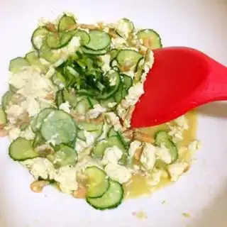 Make cucumber shrimp fried eggs step 7