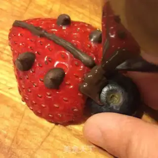 Make Strawberry chocolate ladybug step 2