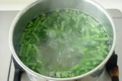 Make The garlic fans mixed the beans step 1