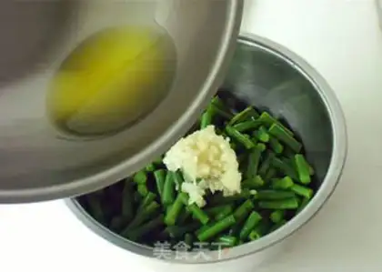 Make The garlic fans mixed the beans step 4