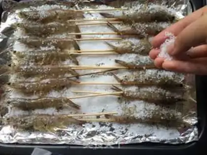 Make Sea salt roasted shrimp step 4