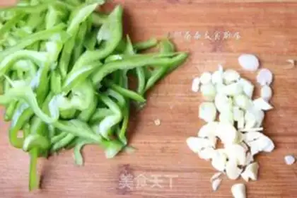 Make Spilled noodles with pepper step 0