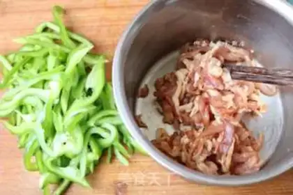 Make Spilled noodles with pepper step 1