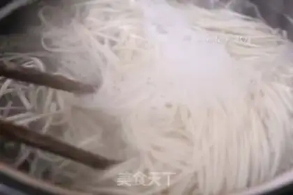 Make Spilled noodles with pepper step 4