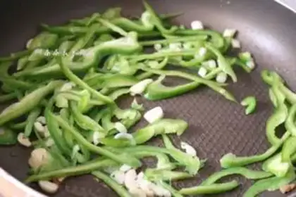 Make Spilled noodles with pepper step 6