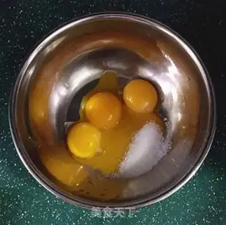Make Four cream cake rolls step 1