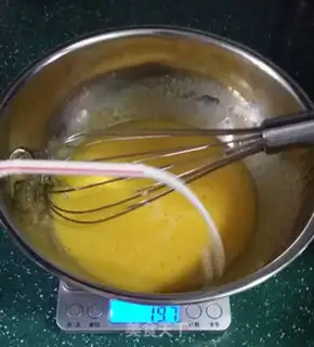 Make Four cream cake rolls step 2