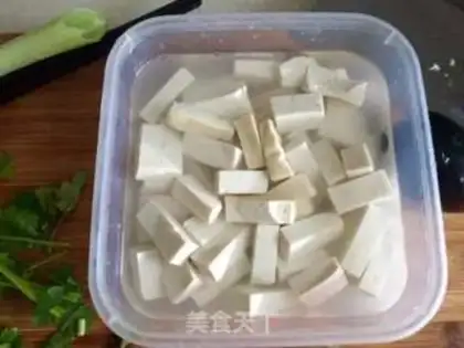 Make Smelt-skinned egg tofu soup step 1