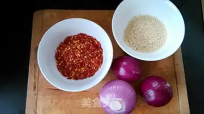 Make Red-oiled chili onions step 0
