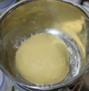Make Pumpkin Poohini squeezing step 2
