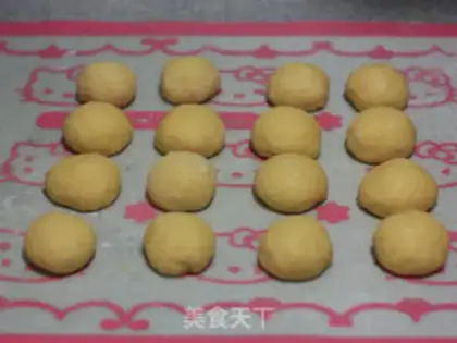 Make Pumpkin Poohini squeezing step 4