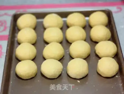 Make Pumpkin Poohini squeezing step 5