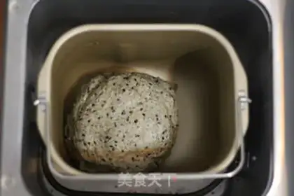 Make Black Sesame, full of wheat toast step 3