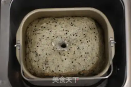 Make Black Sesame, full of wheat toast step 4