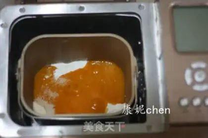 Make Pumpkin bear toast step 1