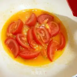 Make Tomato eggs hanging. Noodles step 2