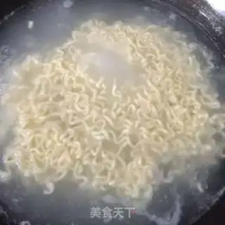 Make Three turkeys with hot noodles step 2