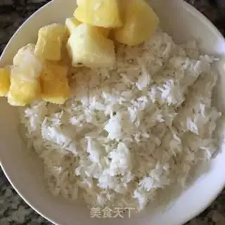 Make Thai pineapple fried rice step 3