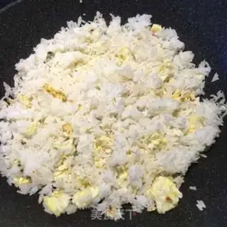 Make Thai pineapple fried rice step 6
