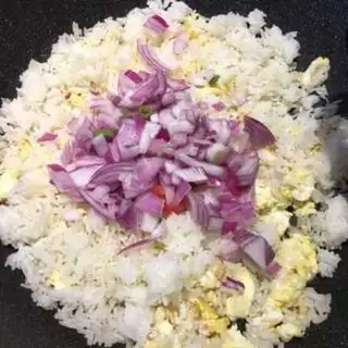 Make Thai pineapple fried rice step 7