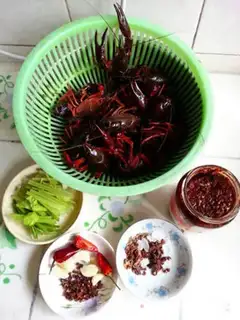 Make Spicy lobster step 1