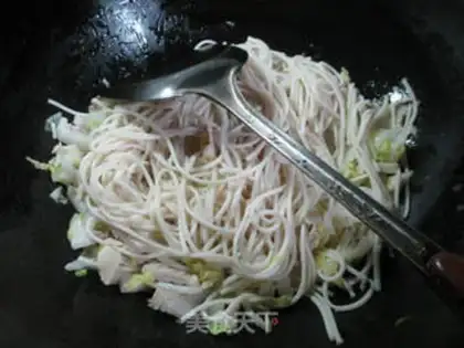 Make Pork gravy noodles step 2