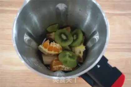 Make Pony-kid orange banana juice step 2