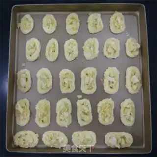 Make Roman shield cookies step 5