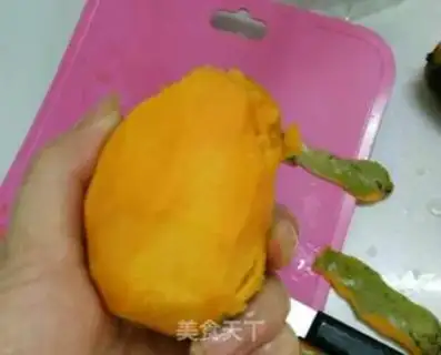 Make Honey mango juice step 1