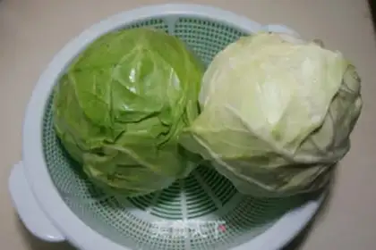 Make Round cabbage pork dumplings step 1