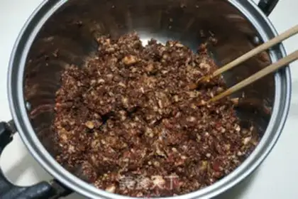 Make Round cabbage pork dumplings step 2