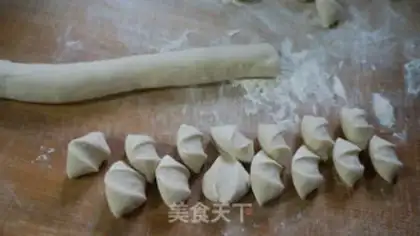 Make Round cabbage pork dumplings step 8