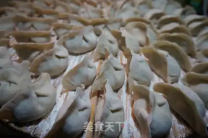 Make Round cabbage pork dumplings step 10