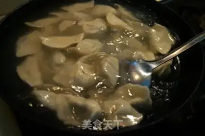 Make Round cabbage pork dumplings step 11