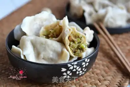 Make Round cabbage pork dumplings step 13