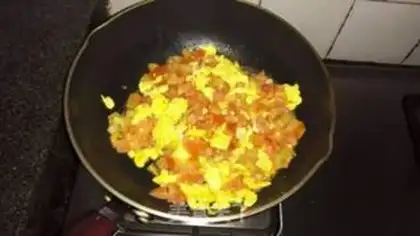 Make Tomato fried eggs step 3